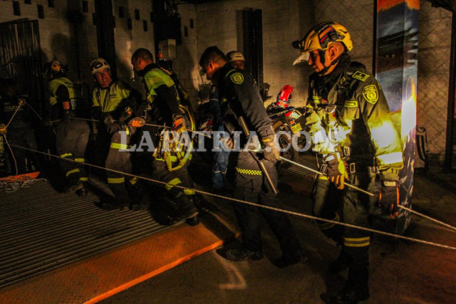 Sobre las 9:20 p.m. organismos de socorro jalaban la cuerda para traer a Natalia Vidal y Marleny Patiño.