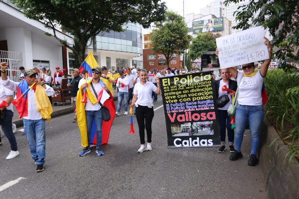 Reservistas de la fuerza pública y manifestantes se unieron en gran mayoría para señalar el papel de militares y policías en temas de seguridad.