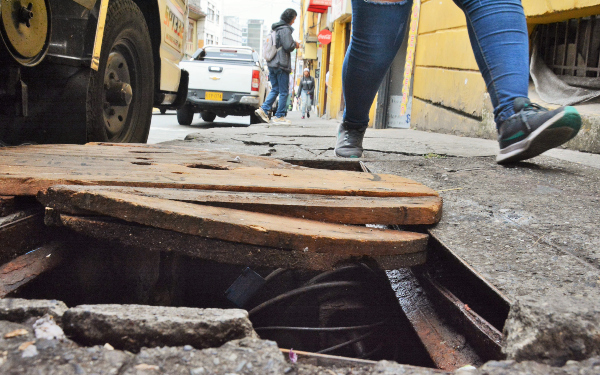 Calle 20 entre carreras 20 y 19, Centro Histórico.  Una cámara de red de cableado telefónico, al parecer perteneciente a Tigo Une, según un comerciante de la zona, está sin tapa hace al menos cuatro meses. La comunidad tuvo que instalar  una cubierta improvisada de madera para evitar que las personas se cayeran al vacío. LA PATRIA fue hasta Tigo Une y radicó la denuncia. La entidad indicó que a más tardar en 15 días hábiles se tendría una respuesta sobre la denuncia en esta zona.    