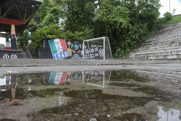 Aunque el desagüe y las canaletas fueron remodeladas, deportistas expresan que las aguas lluvias se siguen represando. 