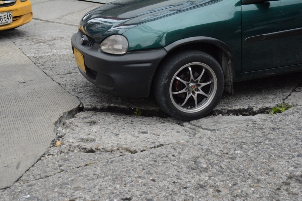 Hay desgaste en toda la carrera. Los comerciantes de negocios automotrices de la zona afirman que el sector todos los días tiene alta afluencia vehicular y que hace por lo menos tres años no la intervienen.