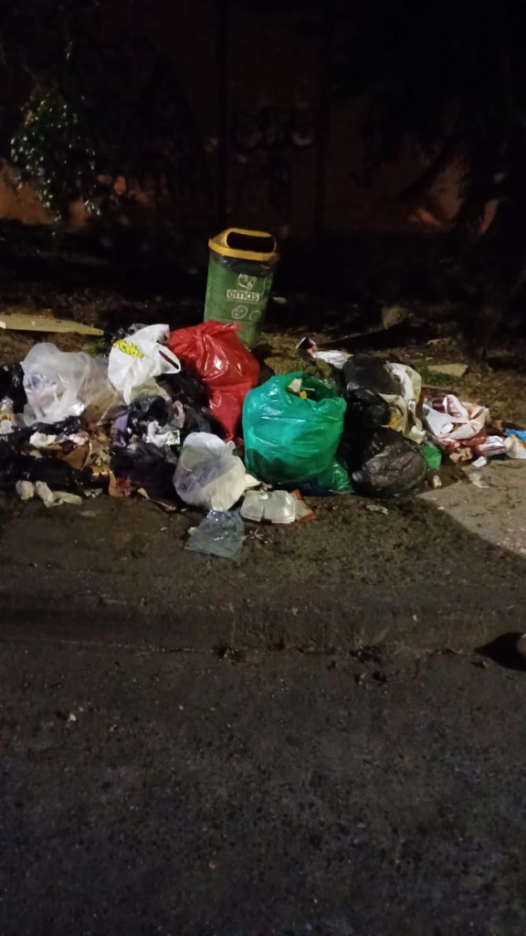 los residentes del barrio se quejan por la presencia de roedores y gallinazos que aparecen por la pila de basura que se acumula desde la mañana. Una denunciante explica que los vecinos sacan las basuras a deshoras, aunque se les llame la atención a los infractores.