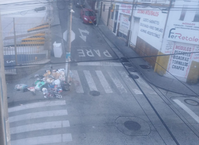  habitante del sector señala que los vecinos depositan las basuras en plena vía pública. Añade que los malos olores y la contaminación de la zona atraen moscas y cucarachas.