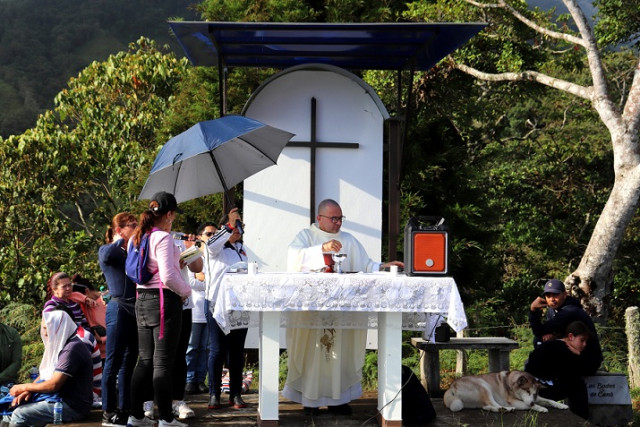 Sombrilla para el sacerdote Foto|Rubén Darío López|LA PATRIA