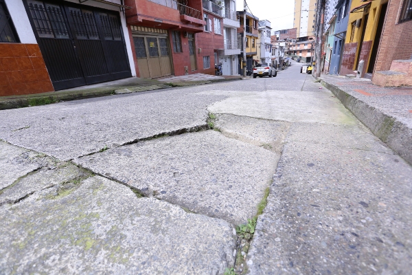 Denunciantes declaran que el hueco se ha ido ampliando con el tiempo, pero que desde hace seis meses incomoda a los residentes. &quot;Cada que pasa un carro la baldosa se mueve. Los vecinos se están reuniendo para poner la queja a la Alcaldía&quot;, explica una denunciante.  La Asunción