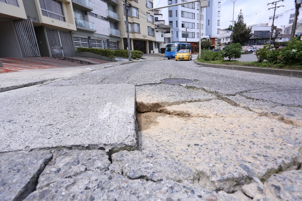  Denunciantes explican que el hueco lleva hundiéndose hace al menos un año, pero desde hace seis meses el hundimiento de la vía preocupa a los conductores. &quot;Es un peligro. Los carros casi que quedan atascados. Es una avenida principal en la que uno va rápido y el riesgo de no medir la velocidad y toparse con ese cráter es alto&quot;, detalla un conductor. Los conductores al pasar por ese tramo deben reducir la velocidad, de lo contrario, exponen su vehículo al daños, así se evidenció con un taxi que aún reducien