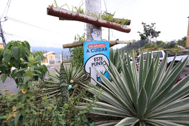 En algunos jardines y zonas verdes, Emas ha puesto letreros para evitar los puntos de acumulación de basura. Este punto es en el barrio El Bosque.