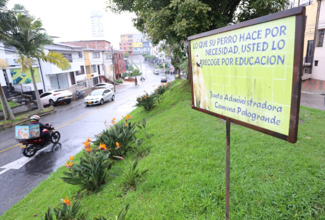 En jardines y parques de la Comuna Palogrande se pueden ver estos carteles instalados por la Junta Administradora.