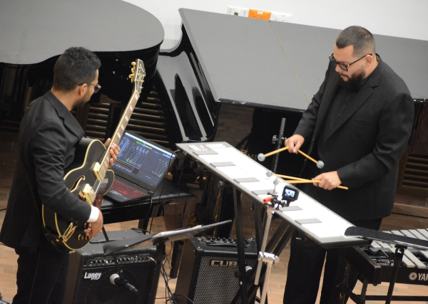 Camilo Moncada tocando en vibráfono como sustentación de su tesis en dos sesiones de jazz.