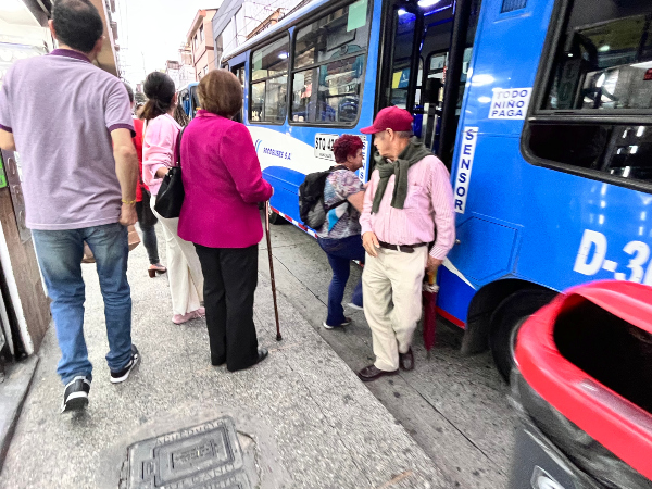 Adultos de la tercera edad presentan dificultades para subir y bajar de los colectivos. Algunos requieren ayuda de terceros para poder abordarlos. 