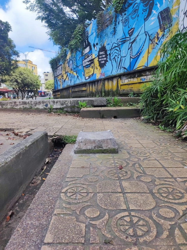 Este está ubicado frente al gimnasio de la Universidad Autónoma de Manizales, ubicado sobre la Avenida Santander.