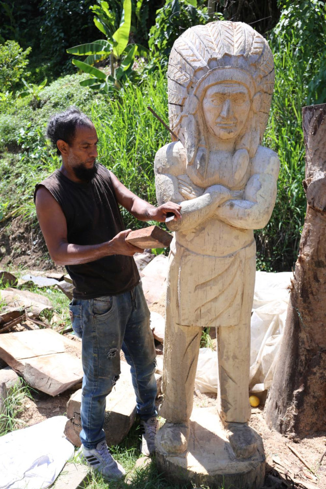 Mario Enrique Petro convierte los troncos de madera en esculturas