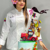 Carolina Marín muestra la torta de tres niveles que elaboró