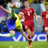 El delantero brasileño Richarlison se eleva en el aire para marcar su segundo gol ante Serbia.