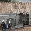 Bomberos y organismos de socorro llegan para atender la emergencia, luego de que una avioneta se estrellara en un barrio residencial hoy en Medellín Bomberos y organismos de socorro llegan para atender la emergencia, luego de que una avioneta se estrellara en un barrio residencial hoy en Medellín