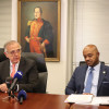 El ministro de Defensa de Colombia, Iván Velásquez (izquierda), junto al embajador de Colombia en Estados Unidos, Luis Gilberto Murillo, en un encuentro con periodistas en la embajada de Colombia en Washington (EE.UU.).