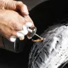 Para desvararse por llantas desinfladas o pinchadas, no es necesario bajarlas del carro; se reparan en su sitio con mechas, punzones, destornilladores (que ayudan a retirar el objeto extraño que causó el desperfecto) y un compresor de aire portátil. Se verifica visualmente el problema, se retira el objeto que causa el desperfecto, luego se hace la reparación siguiendo las instrucciones del paquete de mechas.