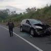 Según testigos, la mujer chocó de frente contra la camioneta y su muerte fue instantánea.