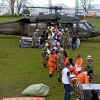 La Brigada de Ingenieros de Atención y Prevención de Desastres en coordinación con @Ejercito_Div3 realizan la evacuación de seis familias afectadas por la emergencia en el sector el túnel en Rosas, Cauca