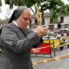 La religiosa Edit María Vergara, madre general de la Comunidad Hermanitas de La Anunciación, portó ayer las reliquias de la beata caldense María Berenice Duque Hencker, durante su veneración en Salamina.