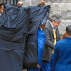 El presidente de Ecuador, Guillermo Lasso, sale protegido con mantas antibalas del Centro Cultural Metropolitano, en Quito (Ecuador).