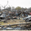 La gente camina sobre la devastación que causó un tornado en Rolling Fork, Mississippi. La gente camina sobre la devastación que causó un tornado en Rolling Fork, Mississippi.