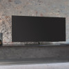 Mejores-teatros-en-casa TV con parlantes al lado frente a una pared.
