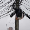 Foto | Cortesía | LA PATRIA  Los cables de luz taparon la señal de tránsito que indica el doble sentido de la vía en el barrio La Estrella. Foto | Cortesía | LA PATRIA  Los cables de luz taparon la señal de tránsito que indica el doble sentido de la vía en el barrio La Estrella.