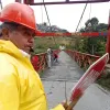 En el puente Olivares hay una persona regulando el paso de vehículos. 