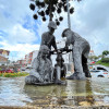 Sobre la avenida Paralela, en la calle 52, está ubicada la fuente con la escultura al Agua y al Trabajador, del artista Álvaro Londoño Villegas. Aguas de Manizales y la Secretaría de Medio Ambiente son las entidades encargadas del mantenimiento de estos espacios en la ciudad.