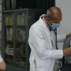El médico Guillermo González, voluntario en la Fundación Pequeño Corazón, revisó a Valeria Zamora en una brigada efectuada recientemente en Manizales. Ella es alumna de la Institución Educativa Liceo Mixto Sinaí. En la foto aparecen con Diana Carolina Ballesteros, en la biblioteca del sitio. El médico Guillermo González, voluntario en la Fundación Pequeño Corazón, revisó a Valeria Zamora en una brigada efectuada recientemente en Manizales. Ella es alumna de la Institución Educativa Liceo Mixto Sinaí. En la foto aparecen con Diana Carolina Ballesteros, en la biblioteca del sitio.