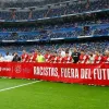 Previo al partido de La Liga entre el Rayo Vallecano y el Real Madrid, en el estadio Santiago Bernabéu de Madrid, se realizó un acto de apoyo a Vinícius Jr. con motivo de los casos de racismo ocurridos en el partido anterior ante el Valencia. Previo al partido de La Liga entre el Rayo Vallecano y el Real Madrid, en el estadio Santiago Bernabéu de Madrid, se realizó un acto de apoyo a Vinícius Jr. con motivo de los casos de racismo ocurridos en el partido anterior ante el Valencia.