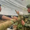 Fotografía cedida por las Fuerzas Militares de Colombia en la que se ve a Manuel Ranoque (i), padre de los cuatro niños desaparecidos en la selva donde ocurrió el siniestro aéreo del Cessna 206, mientras habla con un integrante del Ejército, en medio de la selva donde busca a sus hijos, que viajaban en el avión accidentado el pasado 1 de mayo, en el Guaviare. Fotografía cedida por las Fuerzas Militares de Colombia en la que se ve a Manuel Ranoque (i), padre de los cuatro niños desaparecidos en la selva donde ocurrió el siniestro aéreo del Cessna 206, mientras habla con un integrante del Ejército, en medio de la selva donde busca a sus hijos, que viajaban en el avión accidentado el pasado 1 de mayo, en el Guaviare.