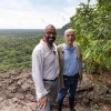 El ministro británico de Asuntos Exteriores, James Cleverly (i), junto al canciller colombiano, Álvaro Leyva