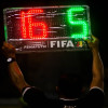 Cuántos-cambios-se-pueden-hacer-en-un-partido-de-fútbol  Árbitro de fútbol muestra un aviso de sustitución en un partido.