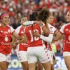 María Camila Reyes (c) de Santa Fe celebra su gol hoy, en el juego de ida de la final de la Liga Femenina del fútbol profesional colombiano entre Santa Fe y América en el estadio El Campín de Bogotá.