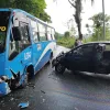 Una buseta de Socobuses y un carro chocaron en el descenso a La Linda Una buseta de Socobuses y un carro chocaron en el descenso a La Linda