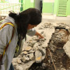 Sandra González muestra los trabajos de excavación que permitieron detectar las aguas negras que obligaron a desocupar la escuela La Capilla, de La Enea. Sandra González muestra los trabajos de excavación que permitieron detectar las aguas negras que obligaron a desocupar la escuela La Capilla, de La Enea.