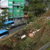 En los costados del edificio Torre Luna, del barrio Villa Pilar, se divisan basuras, escombros y cambuches de habitantes de calle. Los residentes del conjunto solicitan a la Alcaldía de Manizales atender la queja y a Emas, podar una de las dos laderas y recoger las basuras de ambas. En los costados del edificio Torre Luna, del barrio Villa Pilar, se divisan basuras, escombros y cambuches de habitantes de calle. Los residentes del conjunto solicitan a la Alcaldía de Manizales atender la queja y a Emas, podar una de las dos laderas y recoger las basuras de ambas.