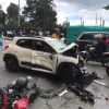 LA PATRIA | MANIZALES  Un accidente de tránsito se presentó en el mediodía de este miércoles en la avenida Alberto Mendoza, en el sector de Expoferias. Un vehículo se salió de la vía y chocó de frente contra otro automotor y una motociclista. Otra moto se vio involucrada. La Unidad de Gestión del Riesgo (UGR), a través del Cuerpo Oficial de Bomberos Manizales y la Secretaría de Movilidad, informó que cinco personas resultaron lesionadas, quienes son valoradas para trasladarlas a los centros asistenciales de la ciudad.  La UGR indicó que según las primeras versiones, el conductor de un vehículo particular habría perdido el control de su automotor y posteriormente habría invadido el carril contrario. A raíz de este hecho, se presenta un cierre total en el sentido Cable – Enea en cercanías a Expoferias. También, se presenta la reducción a un carril en la calzada contraria, debido a la presencia de los organismos de socorro. Las autoridades de tránsito se encuentran en el punto atendiendo la situación; asimismo r LA PATRIA | MANIZALES  Un accidente de tránsito se presentó en el mediodía de este miércoles en la avenida Alberto Mendoza, en el sector de Expoferias. Un vehículo se salió de la vía y chocó de frente contra otro automotor y una motociclista. Otra moto se vio involucrada. La Unidad de Gestión del Riesgo (UGR), a través del Cuerpo Oficial de Bomberos Manizales y la Secretaría de Movilidad, informó que cinco personas resultaron lesionadas, quienes son valoradas para trasladarlas a los centros asistenciales de