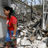 Johana Muñoz observa los escombros de su vivienda destruida tras ser afectada por el ataque con carro bomba dirigido a una estación policial en Timba (Cauca).