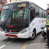 El conductor, de la empresa Expreso Sideral, utilizaba el celular mientras manejaba, por lo que los agentes lo amonestaron, sobre la avenida Santander con calle 55.