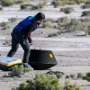Una imagen proporcionada por la Administración Nacional de Aeronáutica y del Espacio (NASA) muestra a la ingeniera de seguridad del sistema Lockheed Martin, Victoria Thiem, realizando comprobaciones preliminares en la cápsula de retorno de muestra de la misión OSIRIS-Rex poco después de aterrizar en el desierto en Utah del Departamento de Defensa. Campo de pruebas y entrenamiento, Estados Unidos, 24 de septiembre de 2023. Imagen proporcionada por la NASA en la que se observa a la ingeniera de seguridad del sistema Lockheed Martin, Victoria Thiem, realizando comprobaciones preliminares en la cápsula de retorno de muestra de la misión OSIRIS-Rex poco después de aterrizar en el desierto en Utah del Departamento de Defensa.