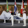 Voluntarios sostuvieron la bandera de Panam Sports en la inauguración de los Juegos Panamericanos 2023, en el estadio Nacional en Santiago (Chile).