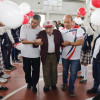 El padre Diego Rivera Álvarez (centro) recibió en el 2022 un homenaje del colegio que fundó en 1985.