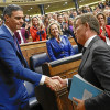 Foto | EFE | LA PATRIA  El líder del PP, Alberto Núñez Feijóo, felicita al presidente del Gobierno en funciones, Pedro Sánchez, al término de la segunda jornada del debate de investidura.