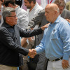 Foto | EFE | LA PATRIA  Alias Pablo Beltrán, cabecilla del Eln, saluda a Otty Patiño, jefe de la delegación del Gobierno y ahora alto comisionado para la paz.