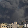 Bombardeo a la Franja de Gaza Una columna de humo se eleva tras un ataque aéreo israelí en el norte de la Franja de Gaza, este lunes.