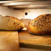 Interior de un horno de panadería con dos panes adentro