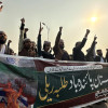 Activistas paquistaníes de la musulmana Talba Mahaz (MTM) sostienen una pancarta que dice en urdu "Larga vida a Pakistán manifestación contra el ataque iraní y la alianza de Irán-India-Israel" durante una protesta contra los ataques con misiles iraníes en la aldea fronteriza paquistaní en la provincia de Baluchistán, en Islamabad, Pakistán, 18 de enero de 2024. Ahondan la crisis con nuevos bombardeos en suelo iraní